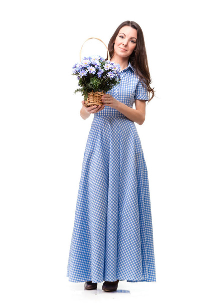 Красивая девушка в платье в голубой клетке с цветами хризанта
 - Фото, изображение