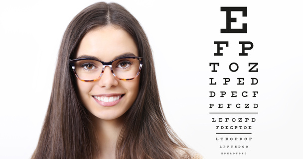 улыбка женское лицо с очками на фоне диаграммы зрения, глаз обследования офтальмологической концепции
 - Фото, изображение