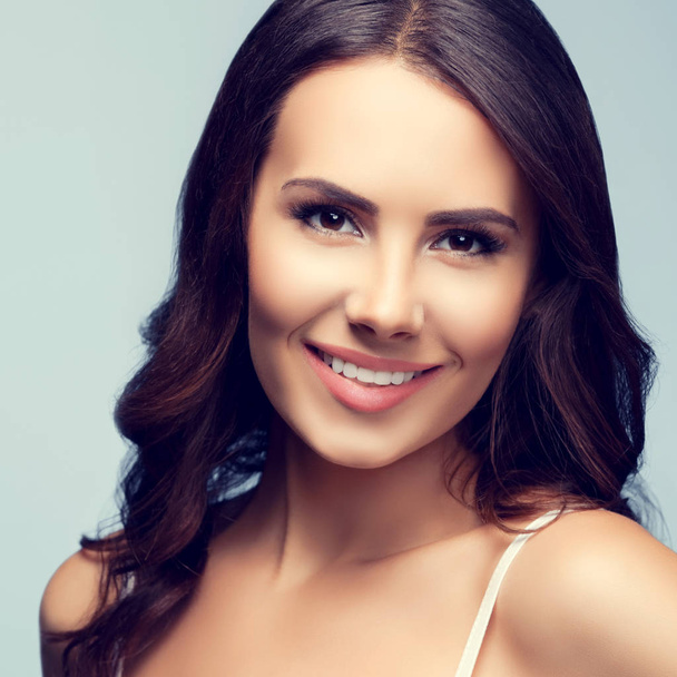 Portrait of smiling young woman - Foto, immagini