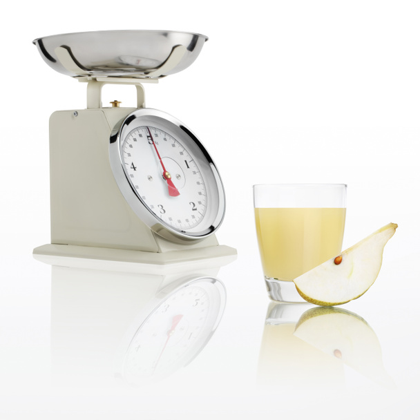 paino mittakaavassa päärynä mehu lasi eristetty valkoisella pohjalla, tasapainoinen ruokavalio käsite
 - Valokuva, kuva