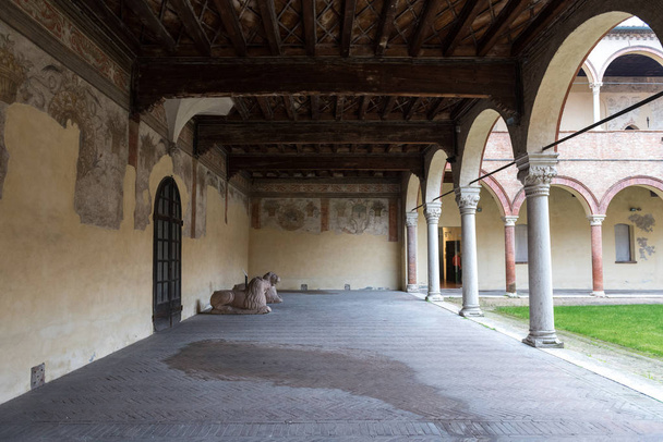 Interior garden in a famous ancient house in Ferrara city - Valokuva, kuva