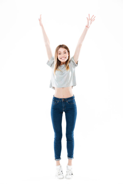 Портрет щасливої збудженої дівчини, що стоїть і святкує успіх
 - Фото, зображення