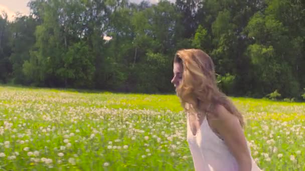 Nuori nainen juoksee niityllä
 - Materiaali, video