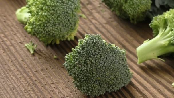 świeże brokuły na drewnianym stole  - Materiał filmowy, wideo