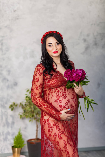 Беременная женщина в красном
 - Фото, изображение