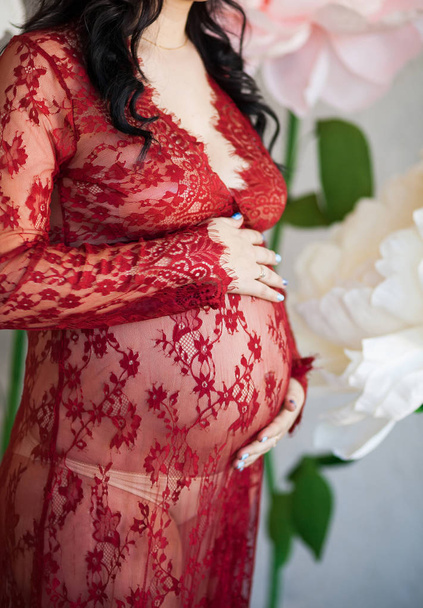 Mulher grávida em vermelho
 - Foto, Imagem