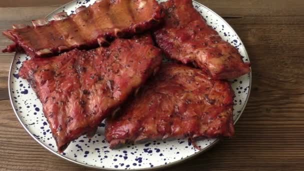 Costelas de porco de churrasco fumadas caseiras prontas para comer - Filmagem, Vídeo