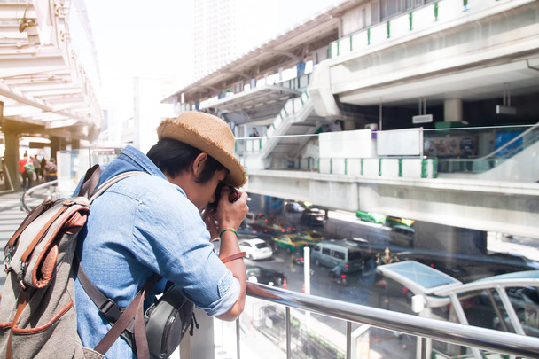 ásia turista homem tiro foto no moderno edifício no cidade
 - Foto, Imagem
