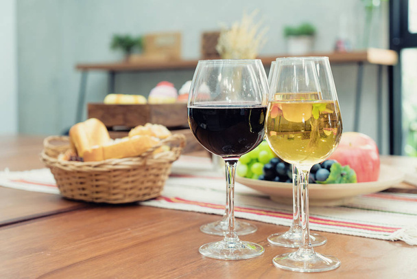 Wein mit Brot im Korb und Obst auf dem Holztisch in Resta - Foto, Bild