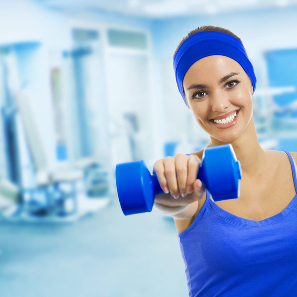 Young happy woman doing fitness exercises, at gym - Foto, Bild