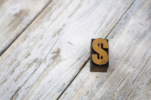 Letterpress Dollar Sign no fundo de madeira
 - Foto, Imagem