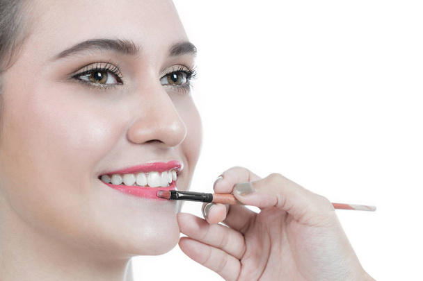 Artista de maquillaje profesional aplica maquillaje para hermoso yo asiático
 - Foto, Imagen