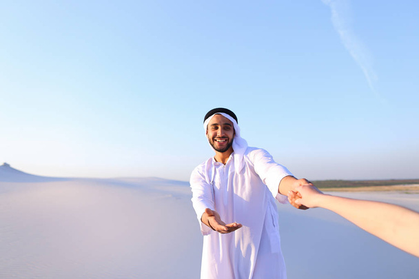 Ritratto di bella guida turistica maschile Emirato, che tiene woma
 - Foto, immagini