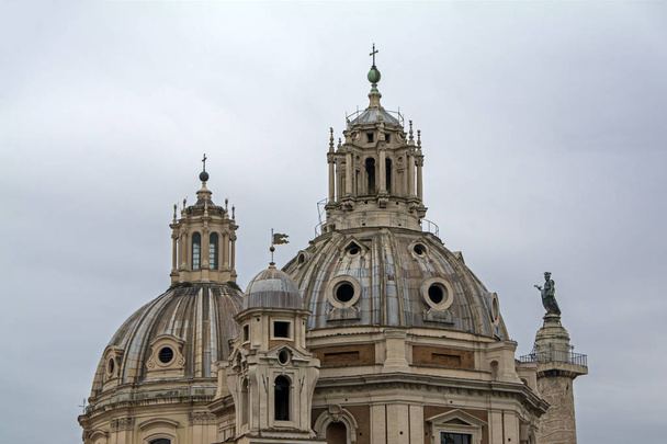 サンタ・マリア ・ ディ ・ ロレート、Ss ・ ノーム ・ ディ ・ マリア教会、トラヤヌスの記念柱、ローマ、イタリア - 写真・画像