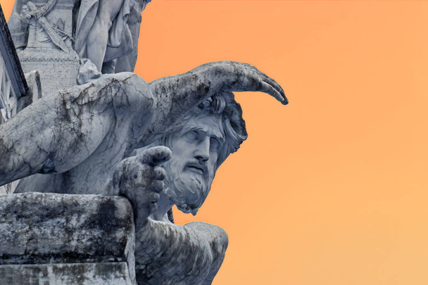 Pomnik na dell'Adriatico Fontana (Morze Adriatyckie posąg) w pomnik Wiktora Emanuela Ii. Piazza Venezia, Rzym, Włochy. Obraz z odwróconymi kolorami - Zdjęcie, obraz