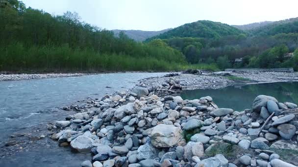 Schoon berg rivier met een sterke stroming stroomt snel uit de bergen van de Kaukasus  - Video