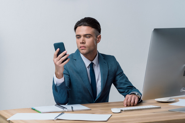 Young businessman using smartphone - Foto, imagen