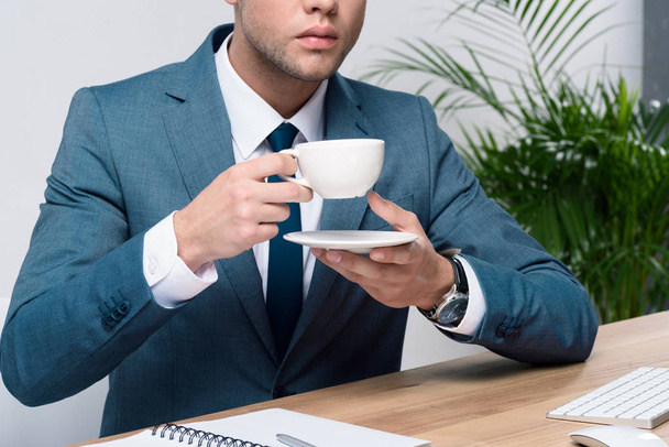 молодий бізнесмен п'є каву
 - Фото, зображення