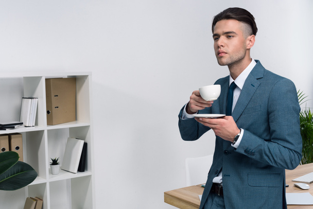 jonge zakenman drinken koffie - Foto, afbeelding