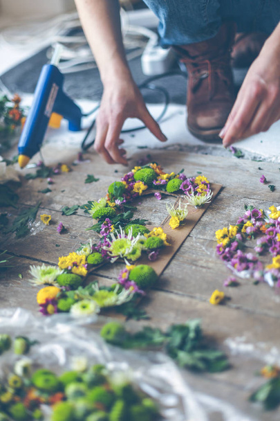Florist making flower decoration - Foto, Imagem