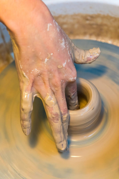 Pottering - la creazione di una tazza di argilla nel processo
 - Foto, immagini