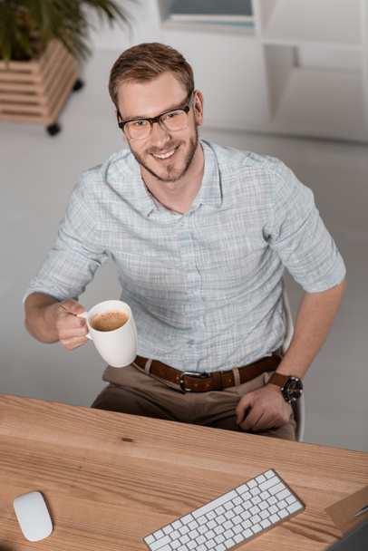 Empresário segurando xícara de café
  - Foto, Imagem
