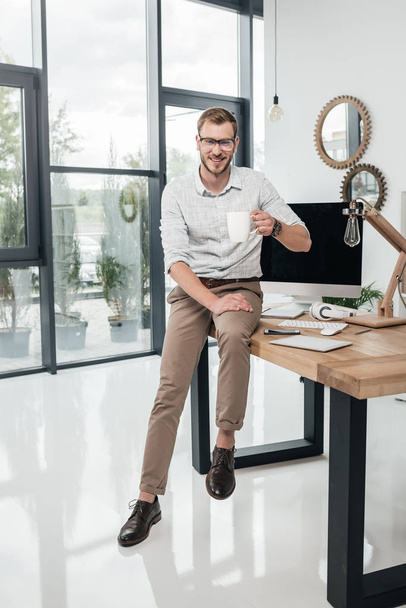 businessman leaning on table - Fotoğraf, Görsel