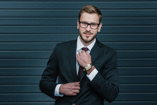 businessman tying necktie - Fotografie, Obrázek