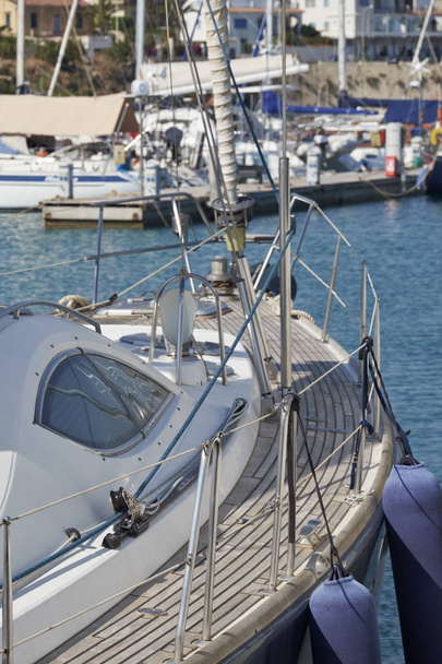 Itálie, Sicílie, Středozemní moře, Marina di Ragusa, plachetnic v přístavu - Fotografie, Obrázek