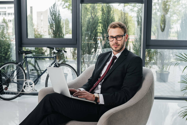 businessman in suit working on laptop at office - Fotoğraf, Görsel