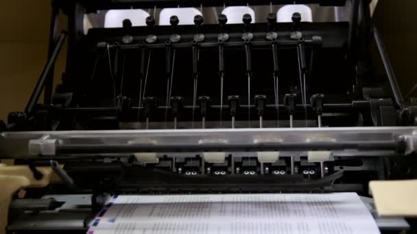 A nyomda a nyomtatás házban dolgozik, közelről - Felvétel, videó