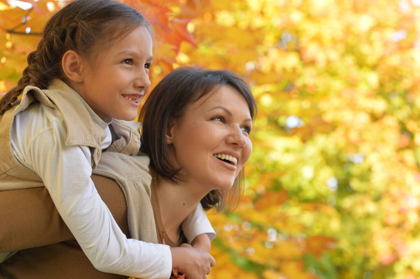 mother and daughter outdoors - Foto, Imagen