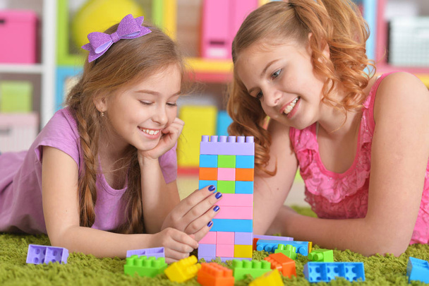 Meninas brincando com blocos
 - Foto, Imagem