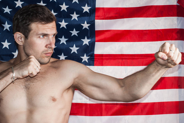 Молодой боксер, стоящий перед американским флагом
 - Фото, изображение
