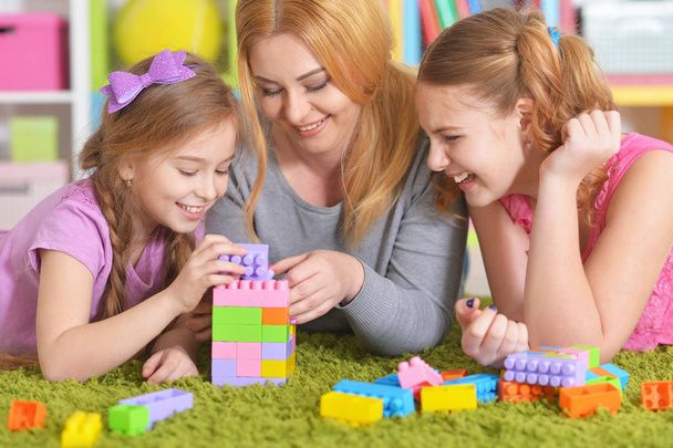  family playing with  blocks together - Valokuva, kuva
