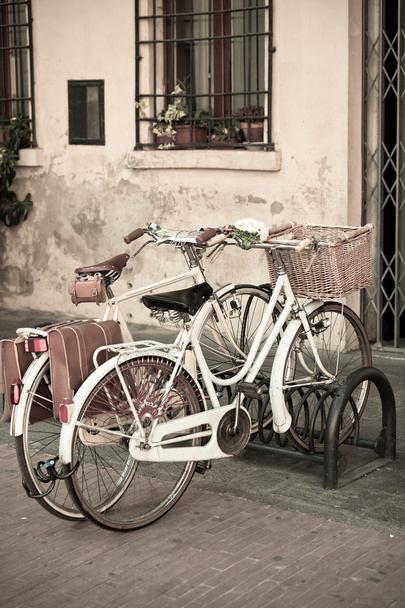 Kaupungin valkoiset polkupyörät korilla
 - Valokuva, kuva