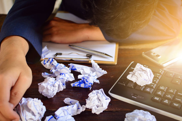 Liikemiehet stressi ja pelko murskattu paperi puupöydällä
 - Valokuva, kuva