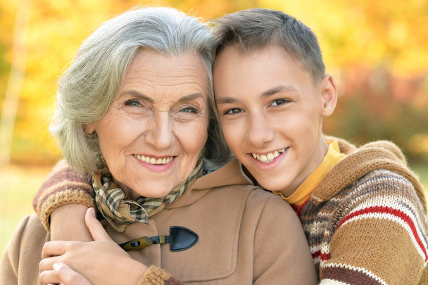 Šťastná babička a vnuk v objetí - Fotografie, Obrázek