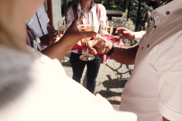 люди держат бокалы для шампанского
 - Фото, изображение