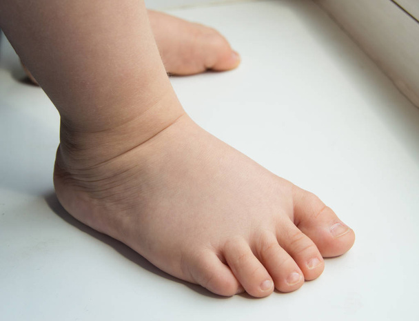 αξιολάτρευτο μωρό λίγο πόδια σταθείτε, πρώτα βήματα, γκρο πλαν - Φωτογραφία, εικόνα