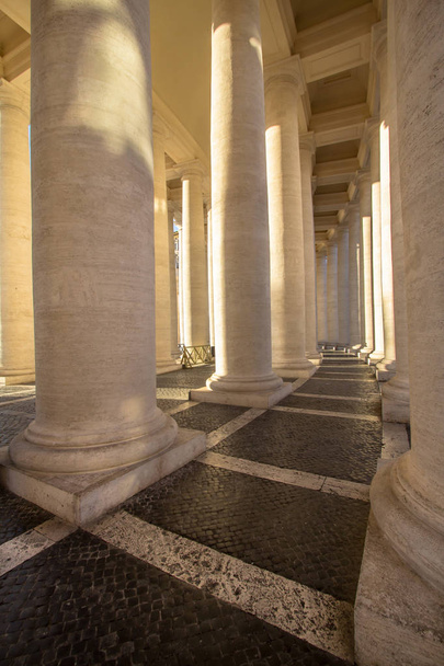 Kolumny na St. Peter's Square, Watykan, Włochy - Zdjęcie, obraz