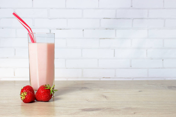 Smoothie με φράουλες και γάλα - Φωτογραφία, εικόνα