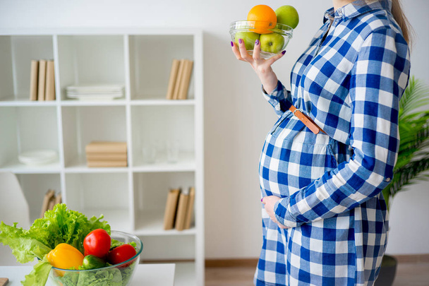 Pregnant woman eating fruit - Φωτογραφία, εικόνα