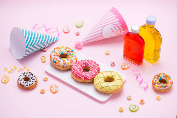 Donuts coloridos envidraçados
 - Foto, Imagem