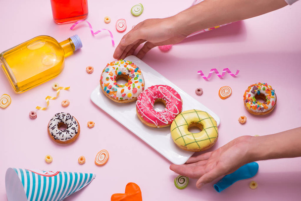 kleurrijke donuts en partij stuff  - Foto, afbeelding