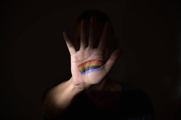 hombre con una bandera de arco iris en la mano
 - Foto, Imagen