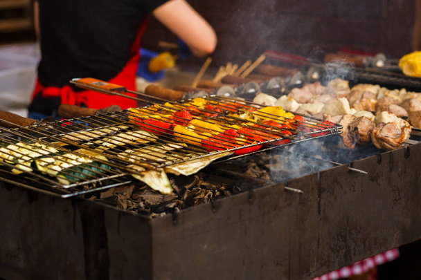 λαχανικά και κρέας στα κάρβουνα στην ψησταριά Ανοίξτε - Φωτογραφία, εικόνα