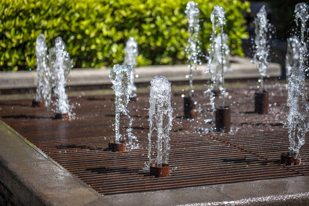 Close-up van waterdruppels die voortvloeien uit de fontein - Foto, afbeelding