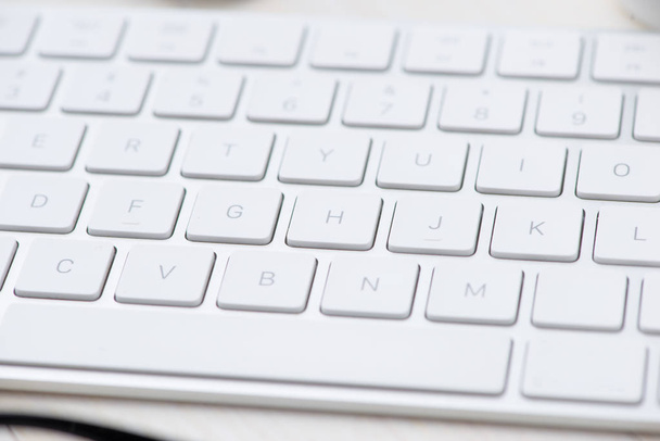 Witte toetsen van toetsenbord  - Foto, afbeelding
