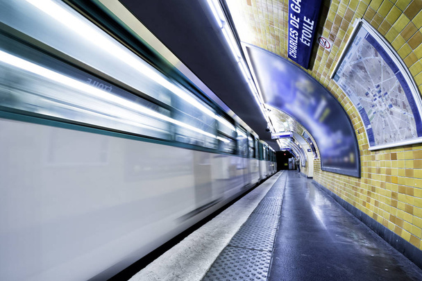 Luci nella metropolitana di Parigi, Francia
 - Foto, immagini